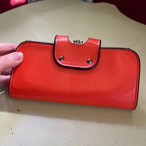 Vintage 1960’s70’s orange faux leather wristlet. - Picture 2 of 16